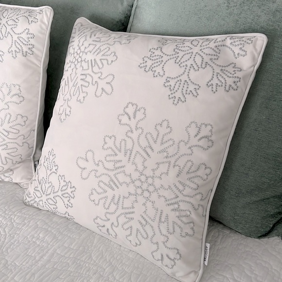 Christmas Holiday White Pillow / 20 x 20 / Set of two - Picture 1 of 6